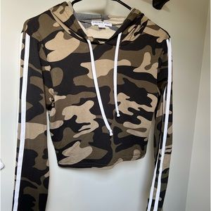 Camo crop top fitted hoodie